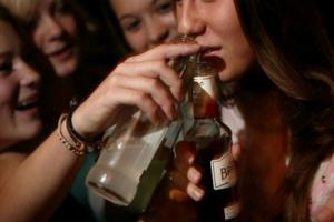 Vier extreem dronken pubers opgenomen in Nederland